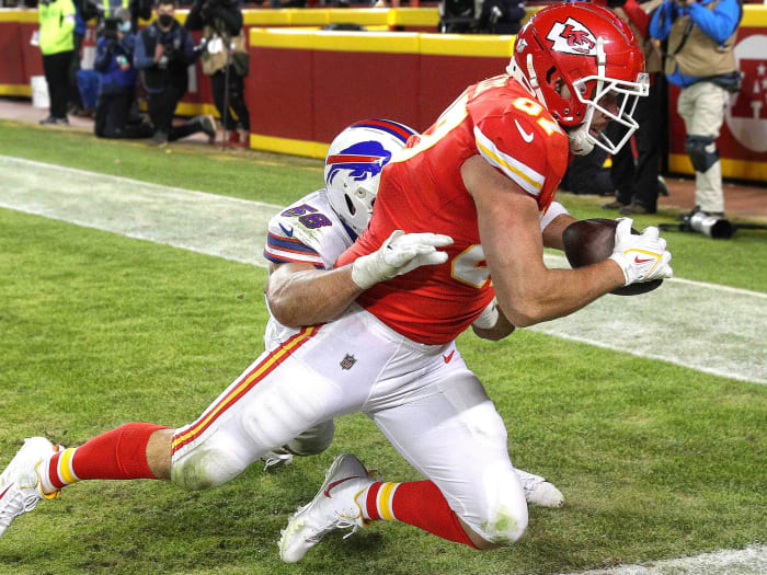 Travis Kelce makes the game-winning touchdown catch in overtime to help Chiefs beat the Bills in the divisional round.